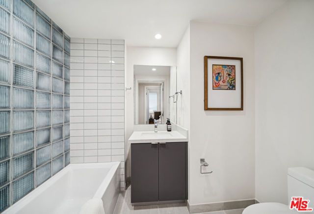1051 S Corning Street 204, Los Angeles, CA 90035