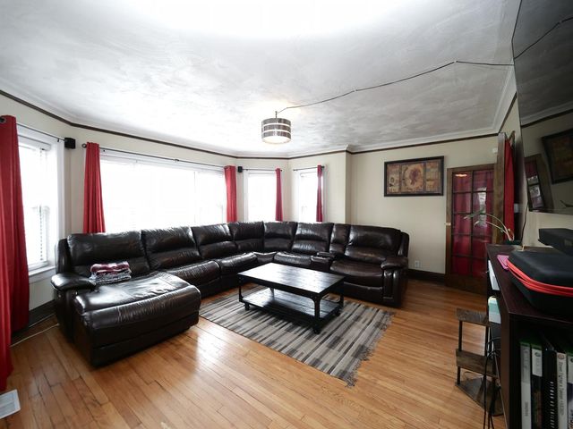 8126 S Chappel Avenue, Chicago, IL 60617