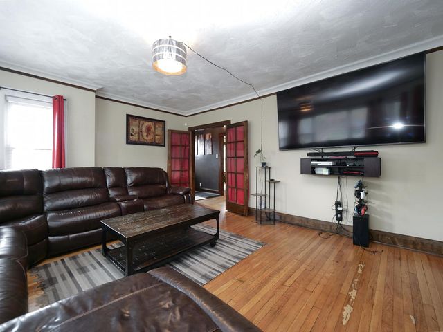 8126 S Chappel Avenue, Chicago, IL 60617