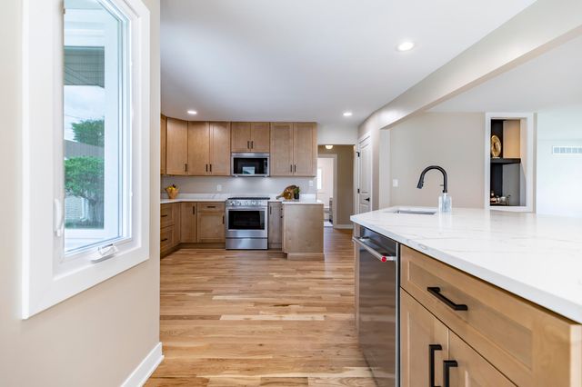 8837 Parkway Drive, Highland, IN 46322