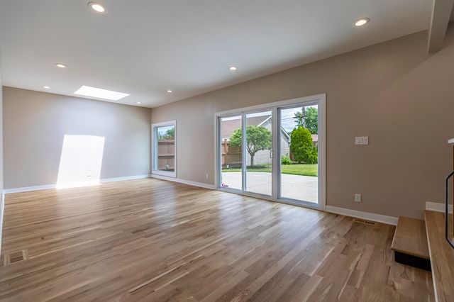 8837 Parkway Drive, Highland, IN 46322