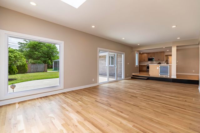 8837 Parkway Drive, Highland, IN 46322