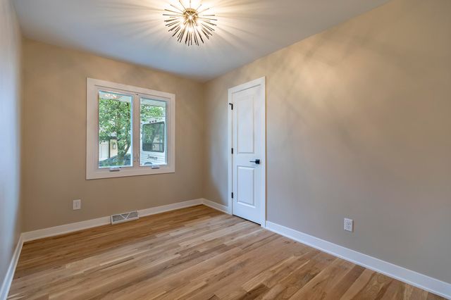 8837 Parkway Drive, Highland, IN 46322