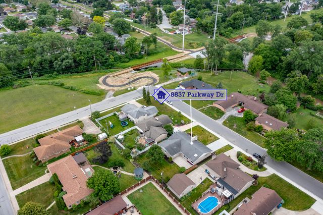 8837 Parkway Drive, Highland, IN 46322