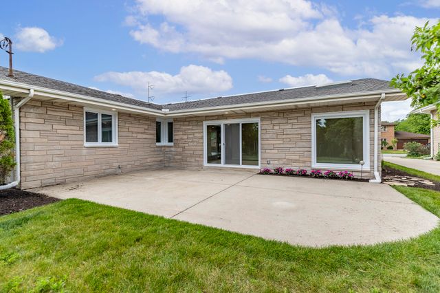 8837 Parkway Drive, Highland, IN 46322