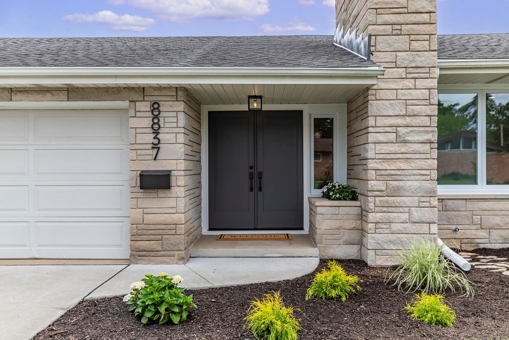 8837 Parkway Drive, Highland, IN 46322
