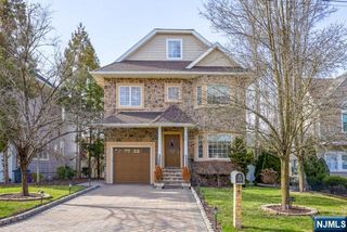 23 4th Avenue, Roseland, NJ 07068
