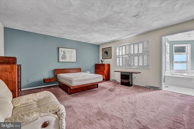 37 DORCHESTER DR, Wyomissing, PA 19610