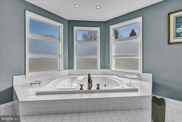 37 DORCHESTER DR, Wyomissing, PA 19610