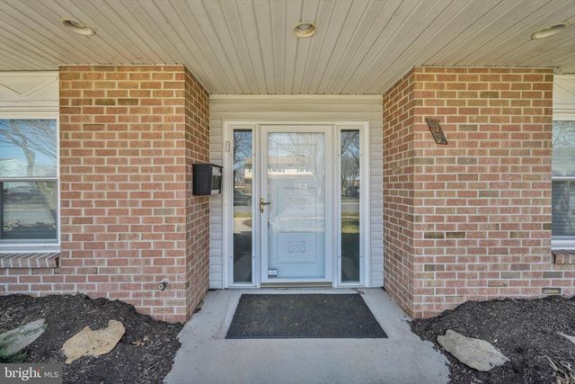 37 DORCHESTER DR, Wyomissing, PA 19610