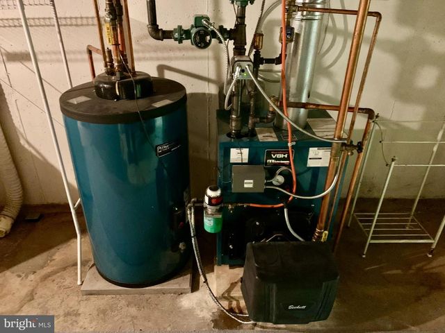 37 DORCHESTER DR, Wyomissing, PA 19610