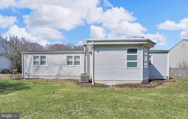 37 DORCHESTER DR, Wyomissing, PA 19610