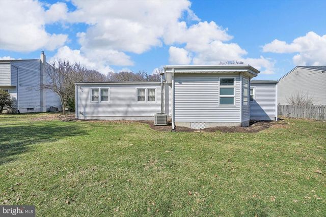 37 DORCHESTER DR, Wyomissing, PA 19610