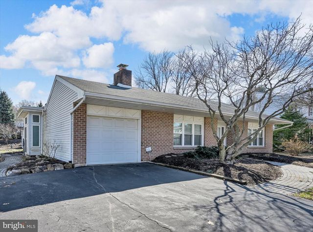 37 DORCHESTER DR, Wyomissing, PA 19610