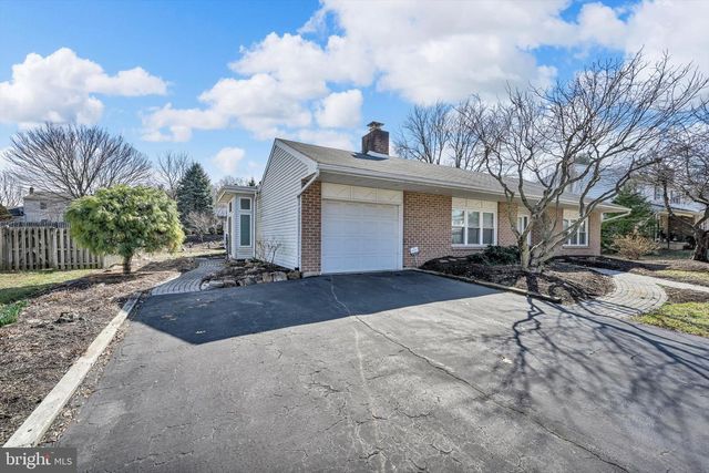 37 DORCHESTER DR, Wyomissing, PA 19610