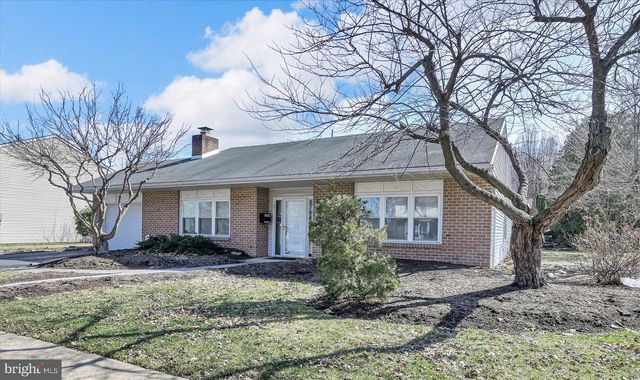 37 DORCHESTER DR, Wyomissing, PA 19610