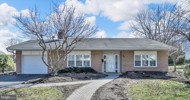 37 DORCHESTER DR, Wyomissing, PA 19610