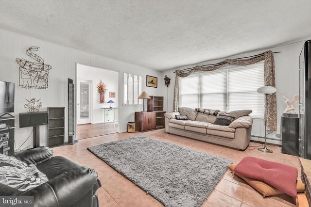 37 DORCHESTER DR, Wyomissing, PA 19610