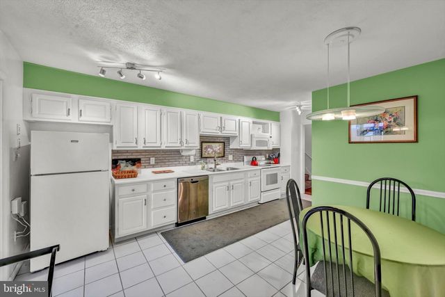 37 DORCHESTER DR, Wyomissing, PA 19610