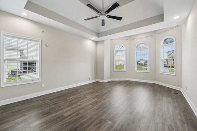 333 Clarabelle Ln, Clarksville, TN 37040