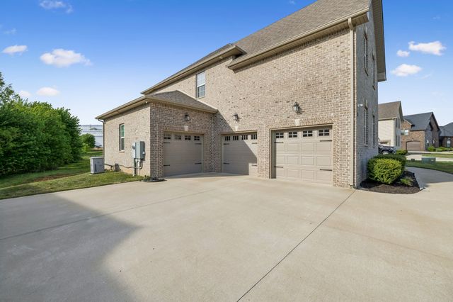 333 Clarabelle Ln, Clarksville, TN 37040