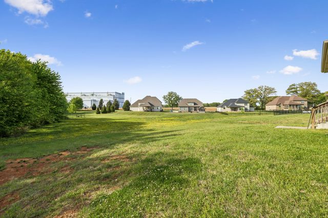 333 Clarabelle Ln, Clarksville, TN 37040