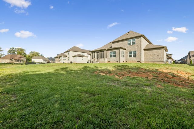 333 Clarabelle Ln, Clarksville, TN 37040