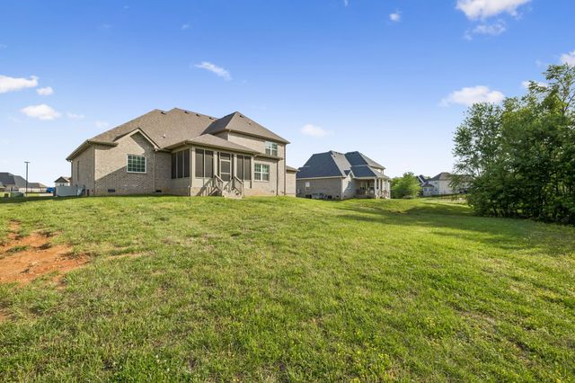 333 Clarabelle Ln, Clarksville, TN 37040