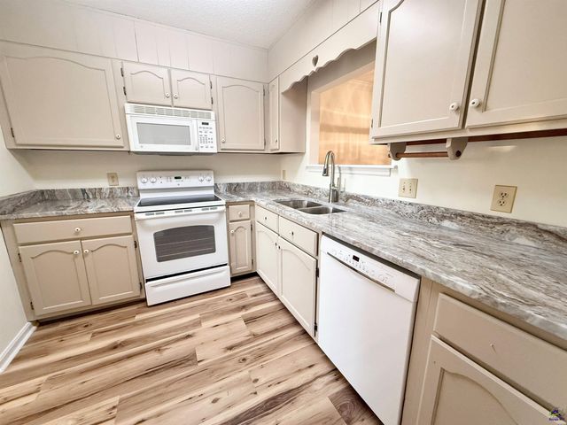 102 Williamsburg Avenue, Warner Robins, GA 31088