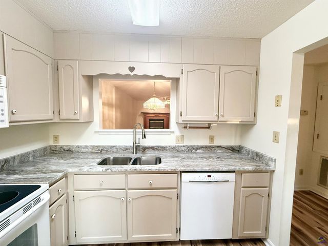 102 Williamsburg Avenue, Warner Robins, GA 31088