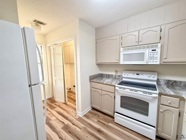 102 Williamsburg Avenue, Warner Robins, GA 31088