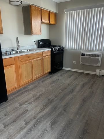 7831 roberts Road 4, Bridgeview, IL 60455