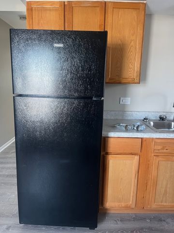 7831 roberts Road 4, Bridgeview, IL 60455