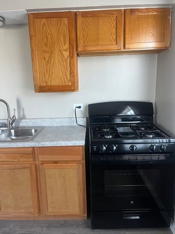 7831 roberts Road 4, Bridgeview, IL 60455