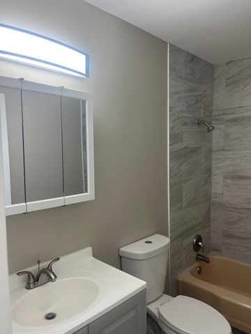 7831 roberts Road 4, Bridgeview, IL 60455