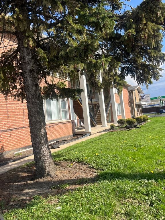 7831 roberts Road 4, Bridgeview, IL 60455