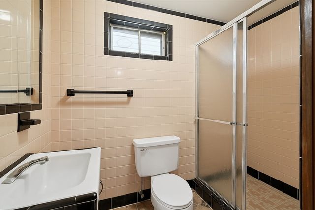 28 Holy Cross St., Springfield, MA 01104