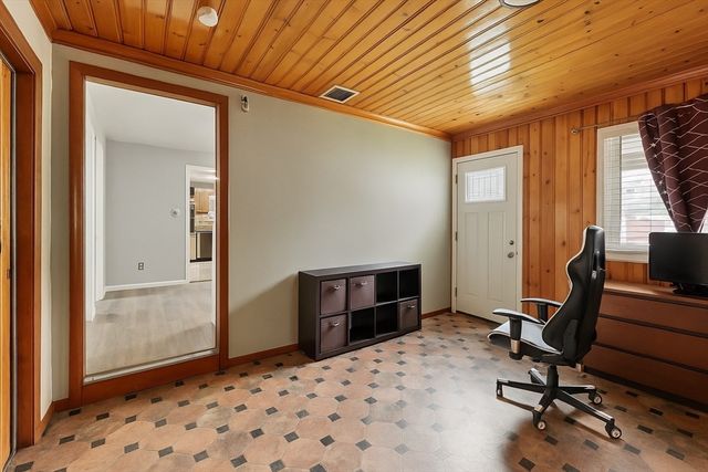 28 Holy Cross St., Springfield, MA 01104