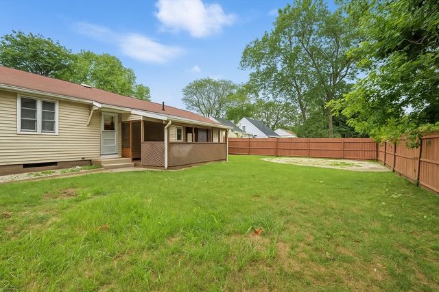 28 Holy Cross St., Springfield, MA 01104