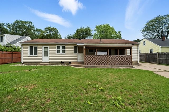 28 Holy Cross St., Springfield, MA 01104