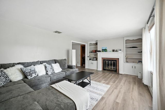 28 Holy Cross St., Springfield, MA 01104