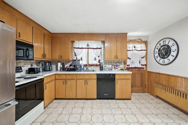 28 Holy Cross St., Springfield, MA 01104
