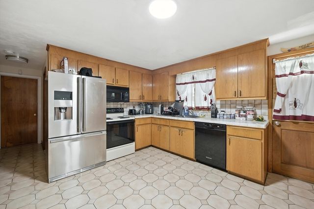 28 Holy Cross St., Springfield, MA 01104