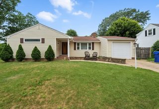 28 Holy Cross St., Springfield, MA 01104