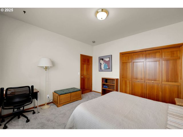 1789 LAKE SHORE Dr, Eugene, OR 97408
