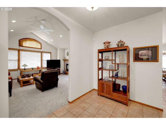 1789 LAKE SHORE Dr, Eugene, OR 97408