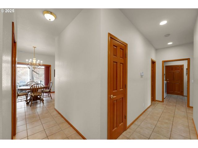 1789 LAKE SHORE Dr, Eugene, OR 97408