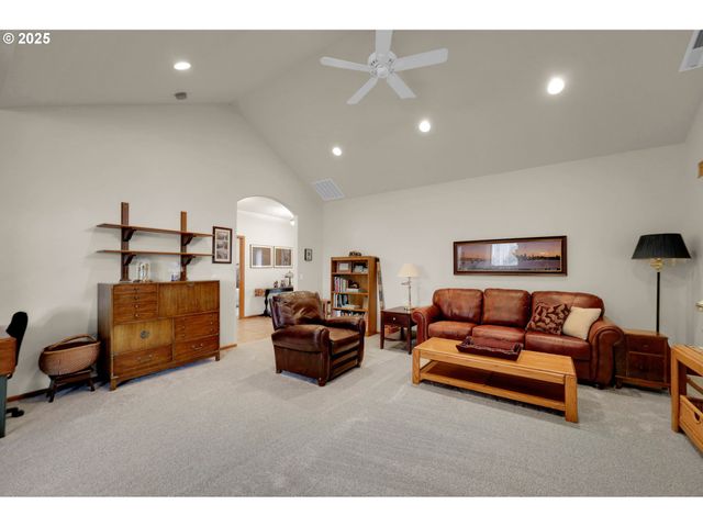 1789 LAKE SHORE Dr, Eugene, OR 97408