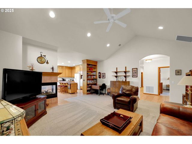 1789 LAKE SHORE Dr, Eugene, OR 97408