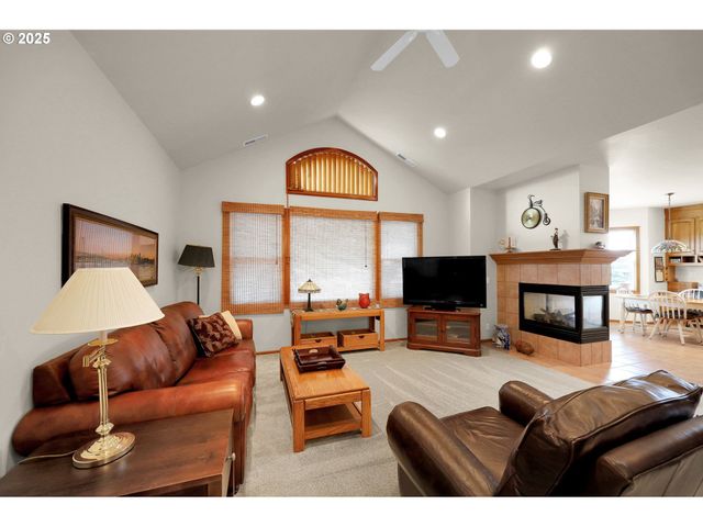 1789 LAKE SHORE Dr, Eugene, OR 97408